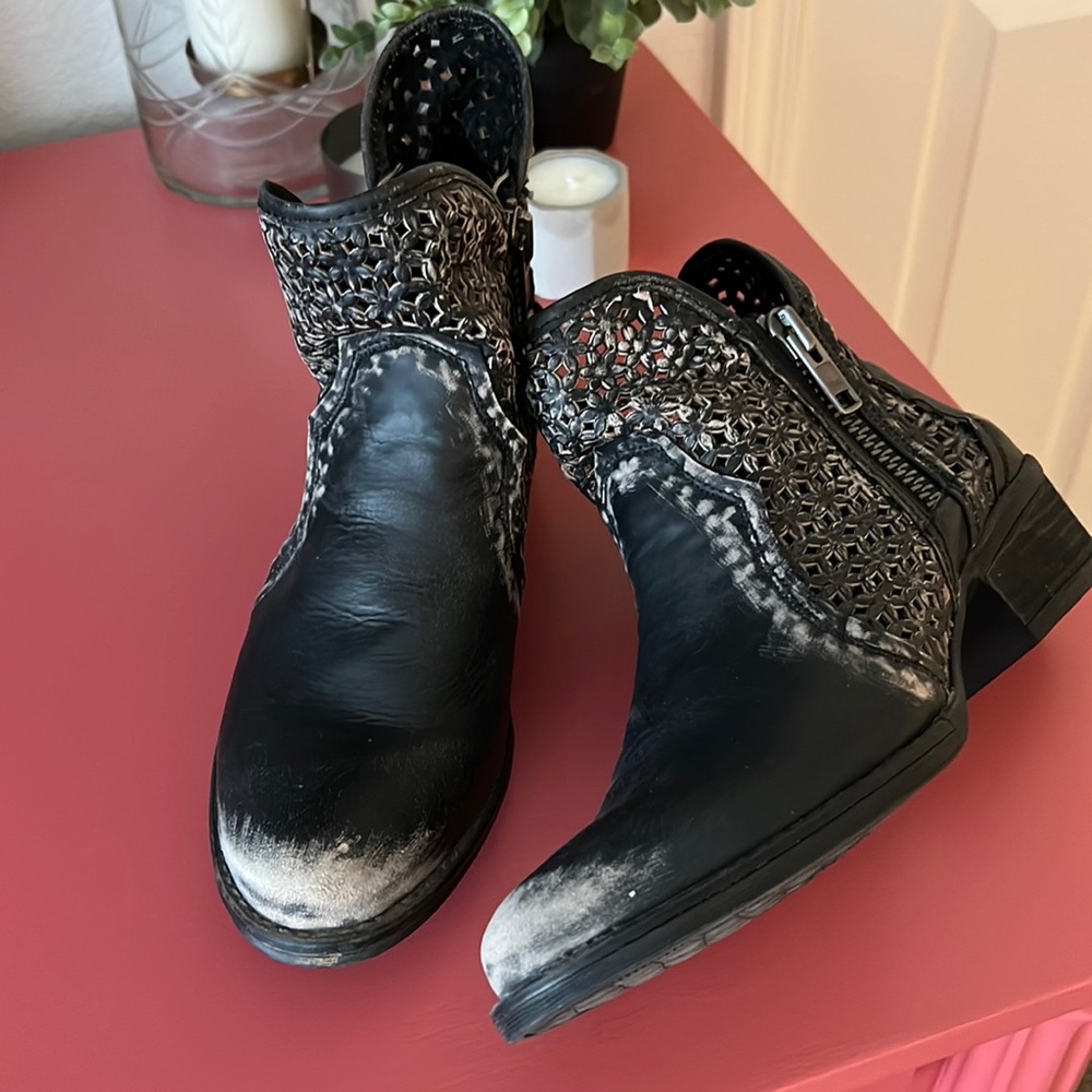 Circle G black booties
